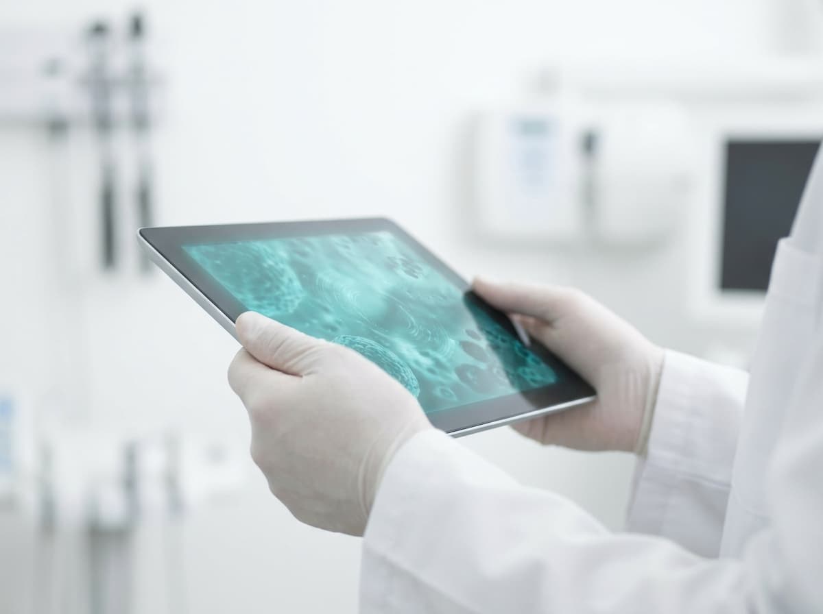 Skin-analysis imaging on a tablet